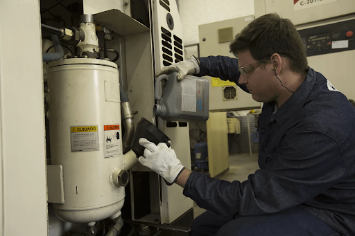 Homem trabalhando com assistência técnica de compressores .