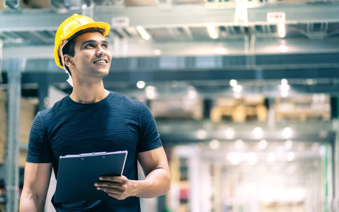 Homem trabalhando em uma indústria representando a auditoria para eficiência energética.