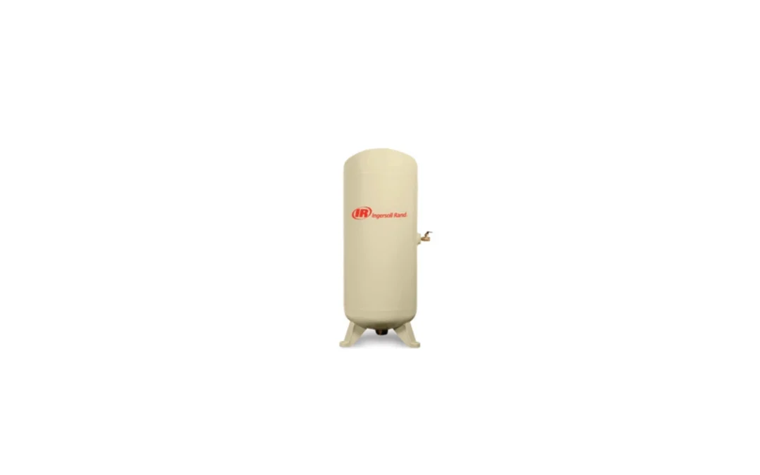 Reservatório de ar comprimido vertical da Ingersoll Rand, fabricado em aço e pintado na cor bege, utilizado para armazenar ar pressurizado em sistemas industriais.